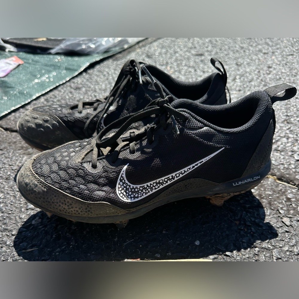 NIKE Sports Cleats - Metal Prongs (Size 9)